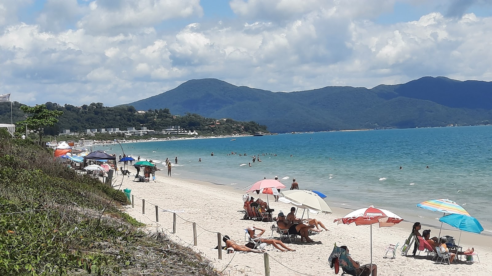 Foto von Praia Jurere Internacional mit türkisfarbenes wasser Oberfläche