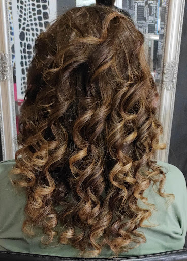 Academia de Peluquería y Estética profesional version lora del Rio en Lora del Río, Sevilla