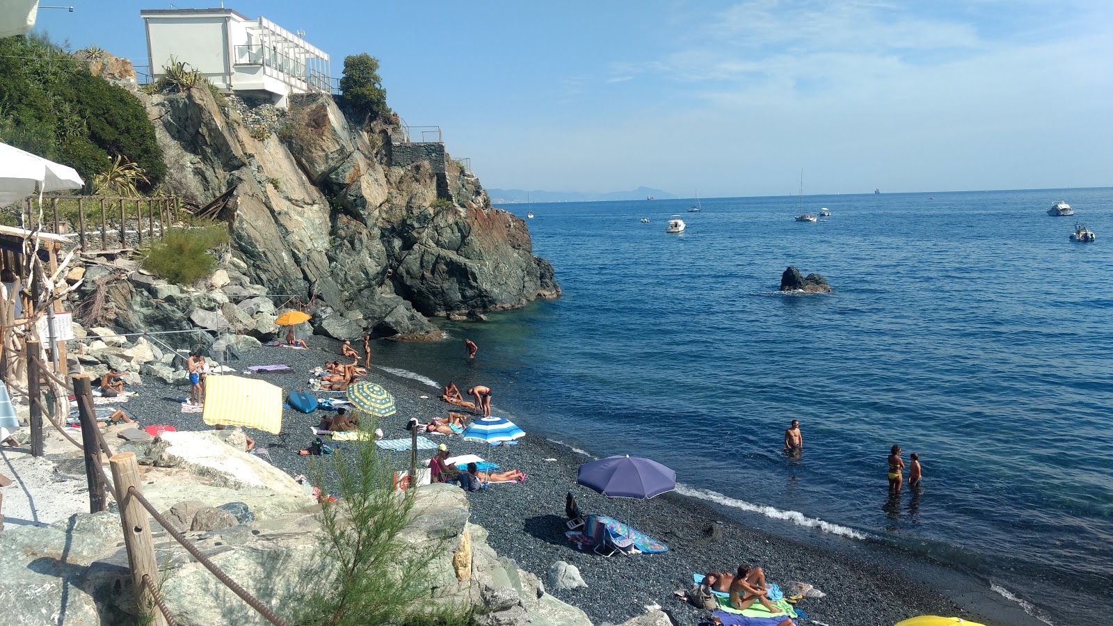 Valokuva Spiaggia Azzurrodueista. tukeutunut kallioilla