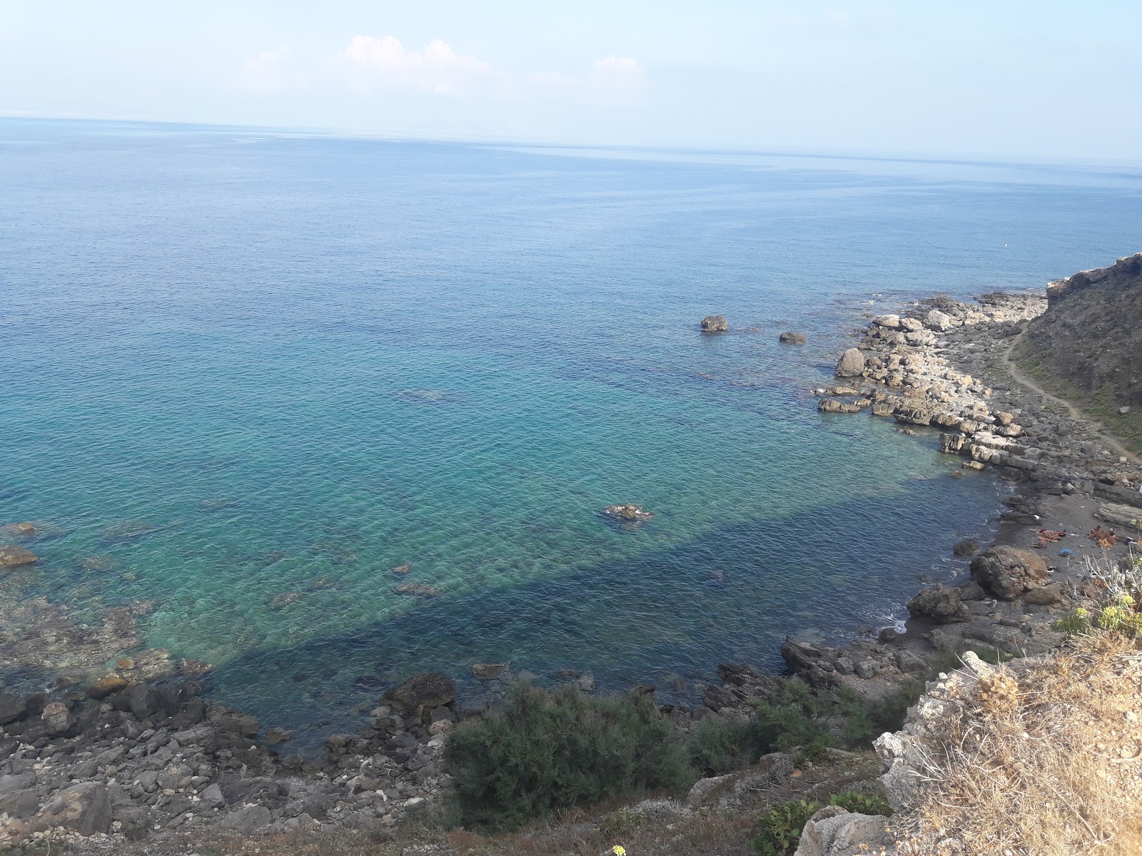 Spiaggia de Rotolo'in fotoğrafı uçurumlarla desteklenmiş