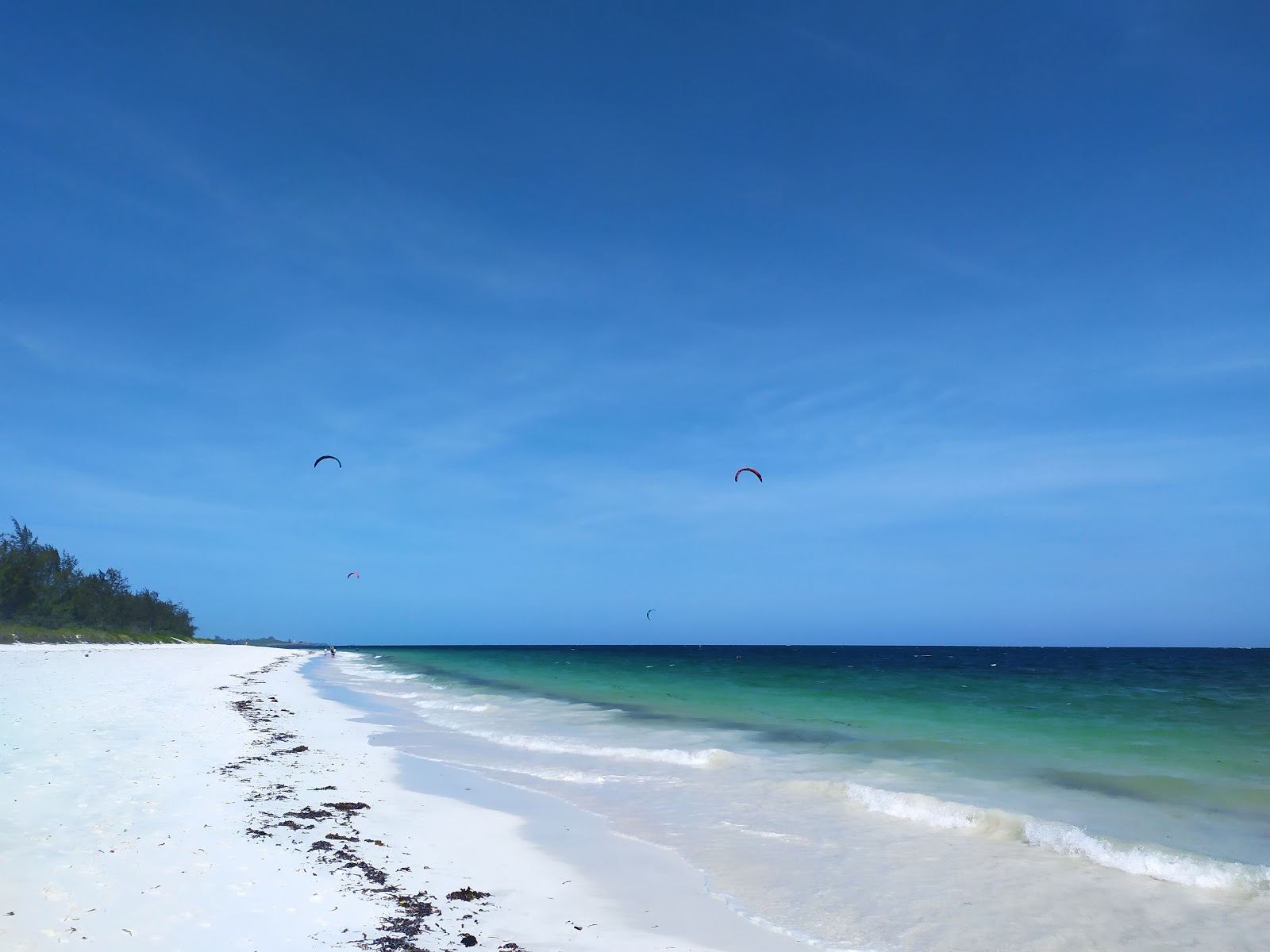Foto di Watamu Bay con una superficie del sabbia pura bianca