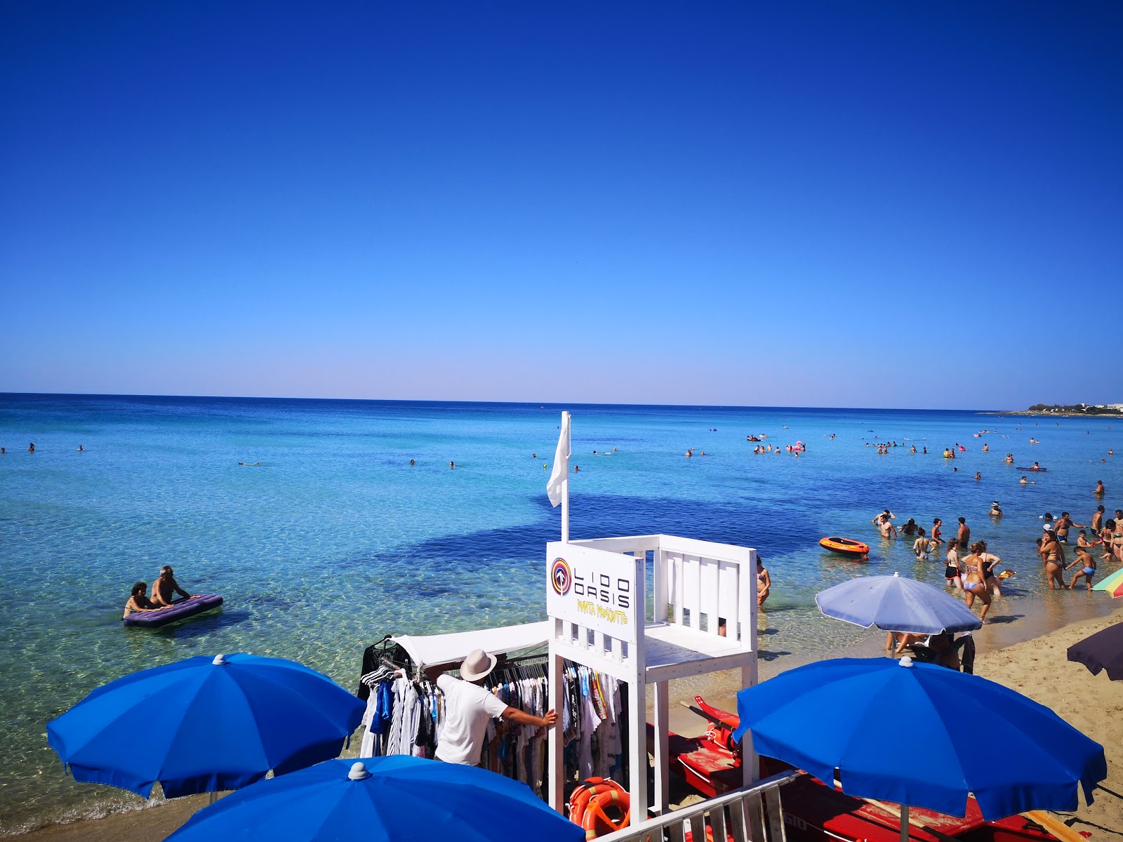 Spiaggia di Punta Prosciutto'in fotoğrafı - rahatlamayı sevenler arasında popüler bir yer