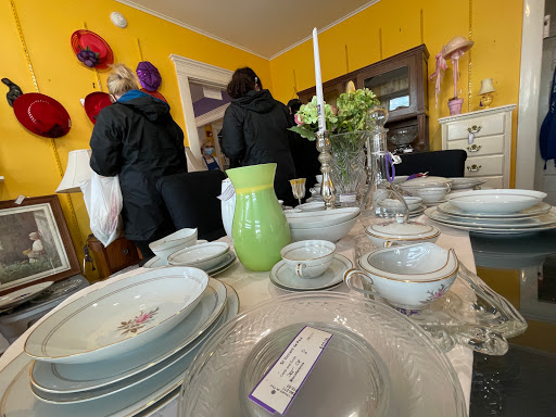 Thrift Store «Deja Vu Thrift Shop», reviews and photos, 427 S 4th St, Geneva, IL 60134, USA