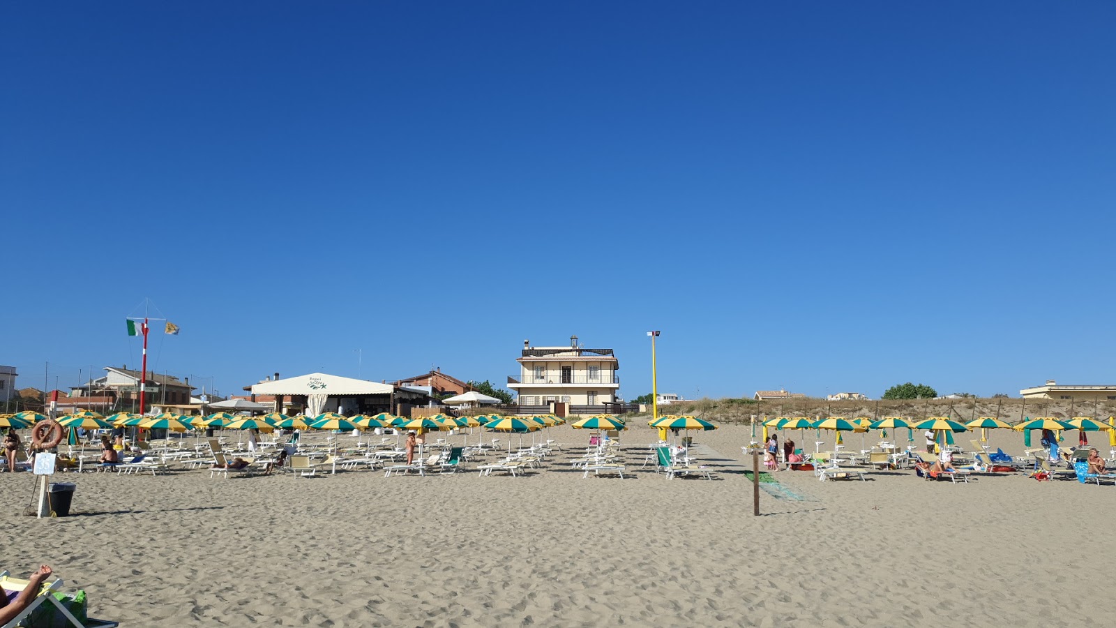 Foto de Lungomare Marina di Ardea Beach - lugar popular entre os apreciadores de relaxamento