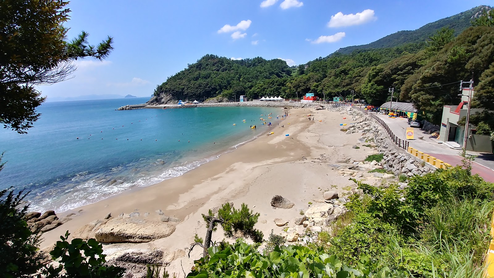 Foto di Gasa Camellia Forest Beach con una superficie del sabbia beige