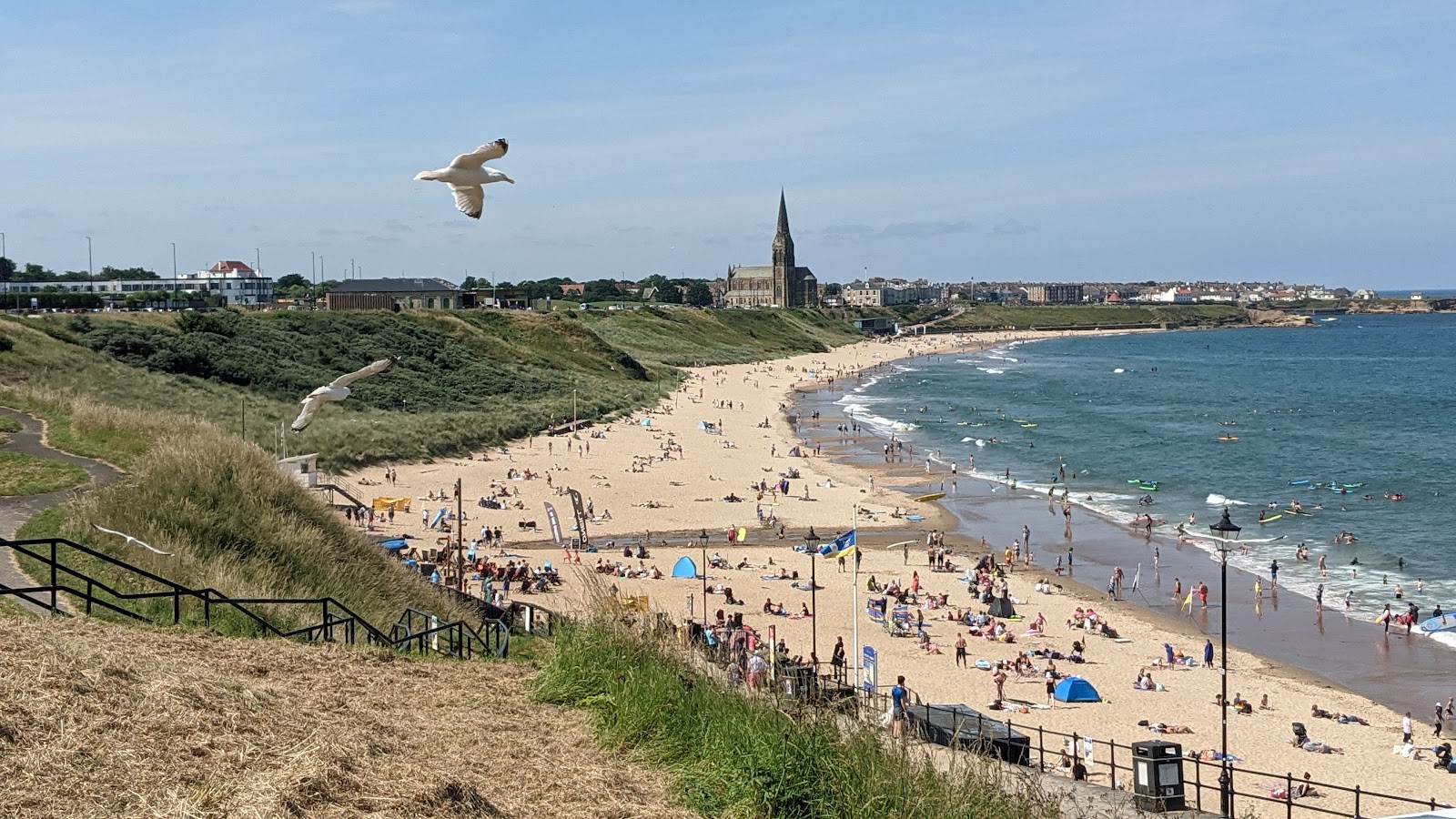 Foto van Long Sands beach met helder fijn zand oppervlakte