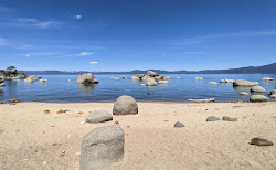 Whale Beach'in fotoğrafı geniş bir kıyı şeridi ile birlikte