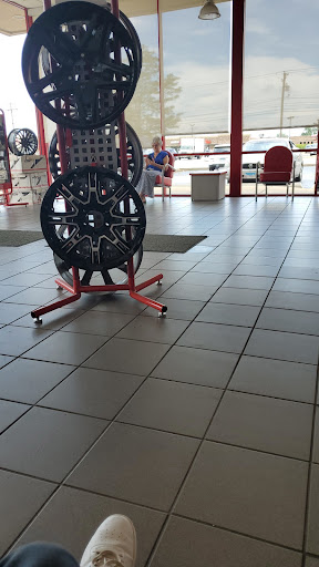 Tire Shop «Discount Tire Store - Crestwood, IL», reviews and photos, 13550 S Cicero Ave, Crestwood, IL 60445, USA