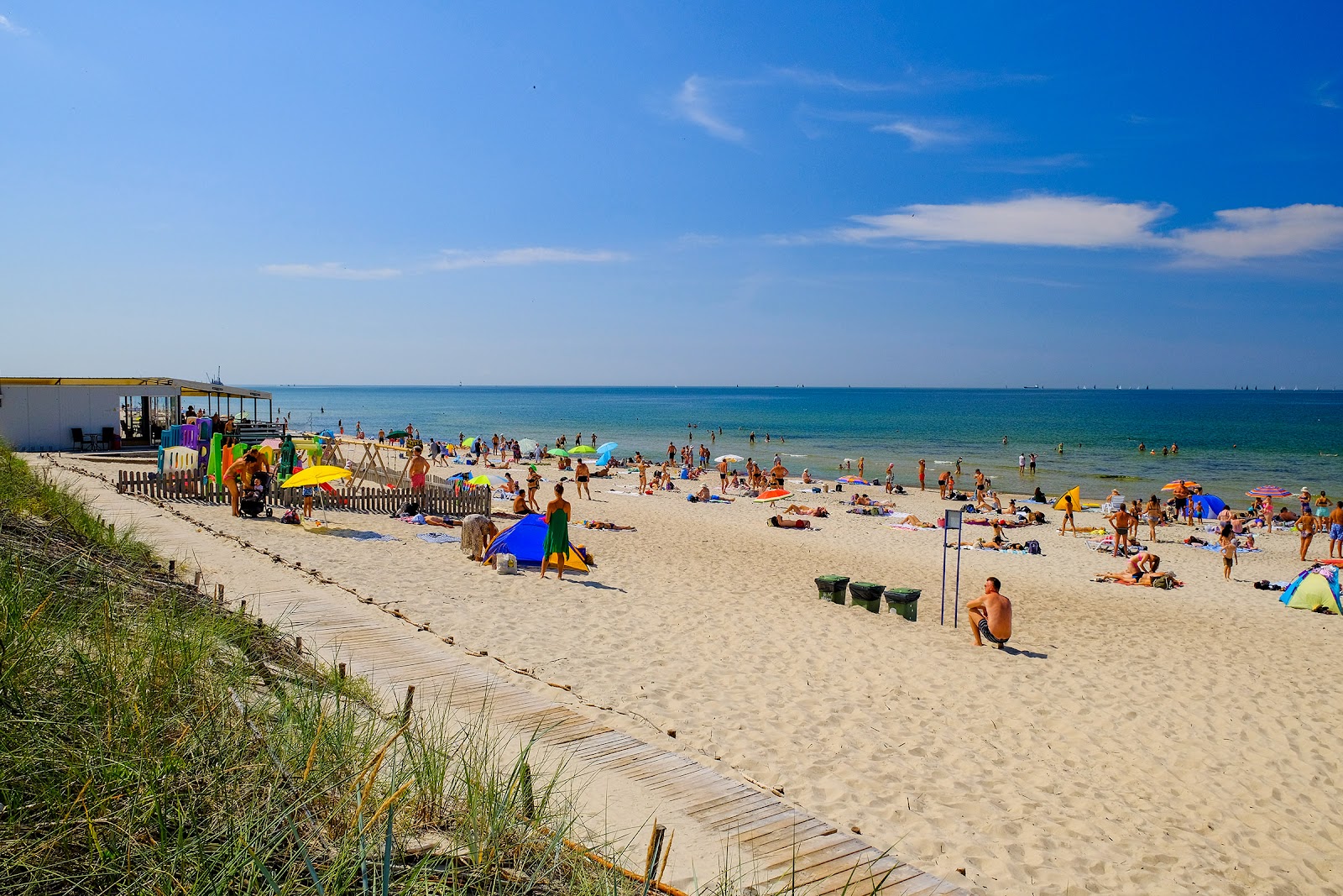 Fotografija Melnrage Beach II z svetel fin pesek površino