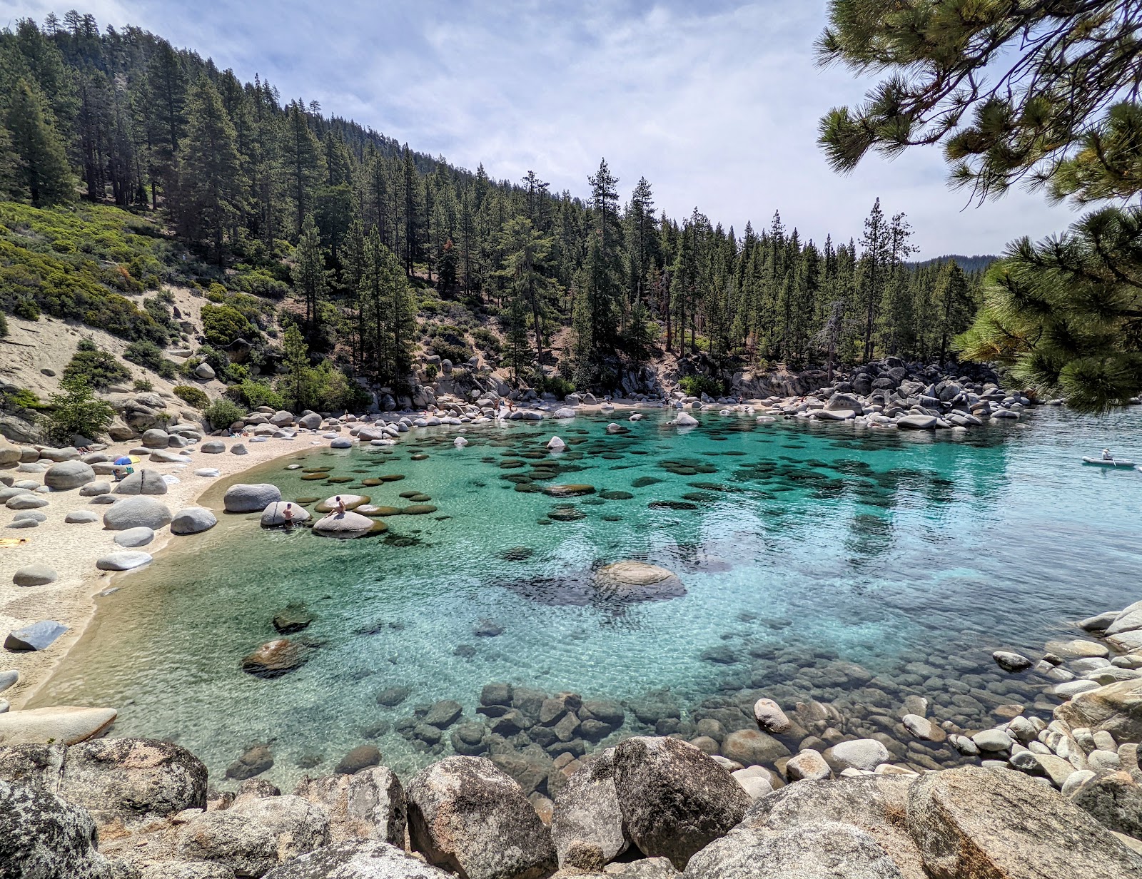 Foto di Secret Cove Nude Beach con una superficie del sabbia luminosa