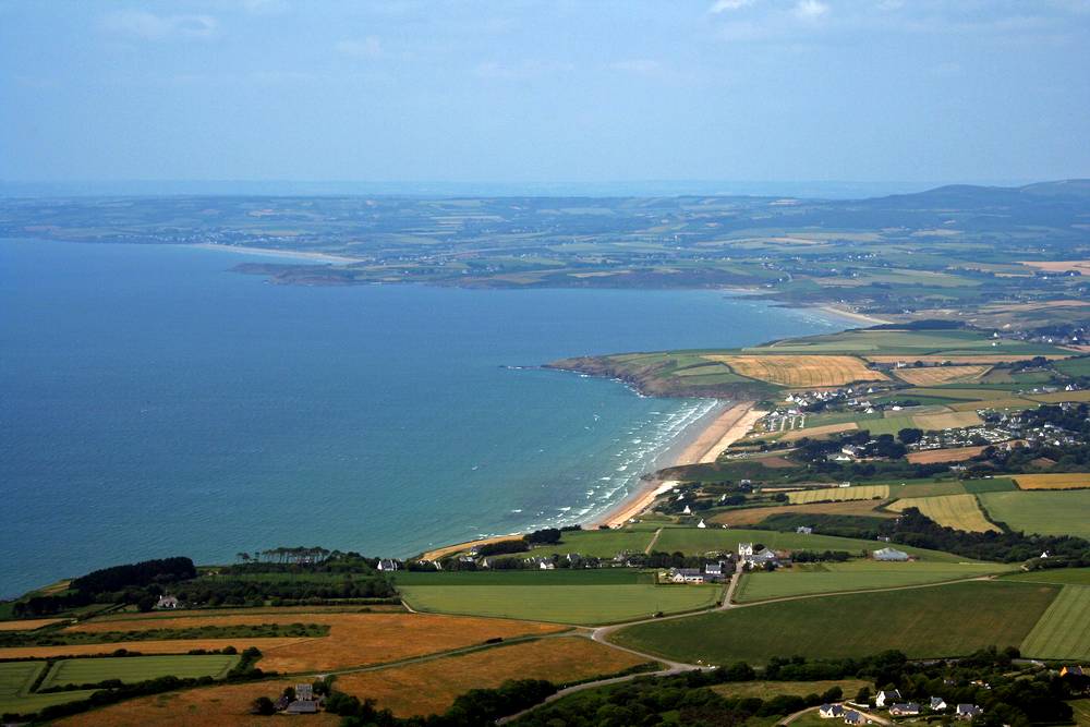 Foto av Plage de Kervel omgiven av berg