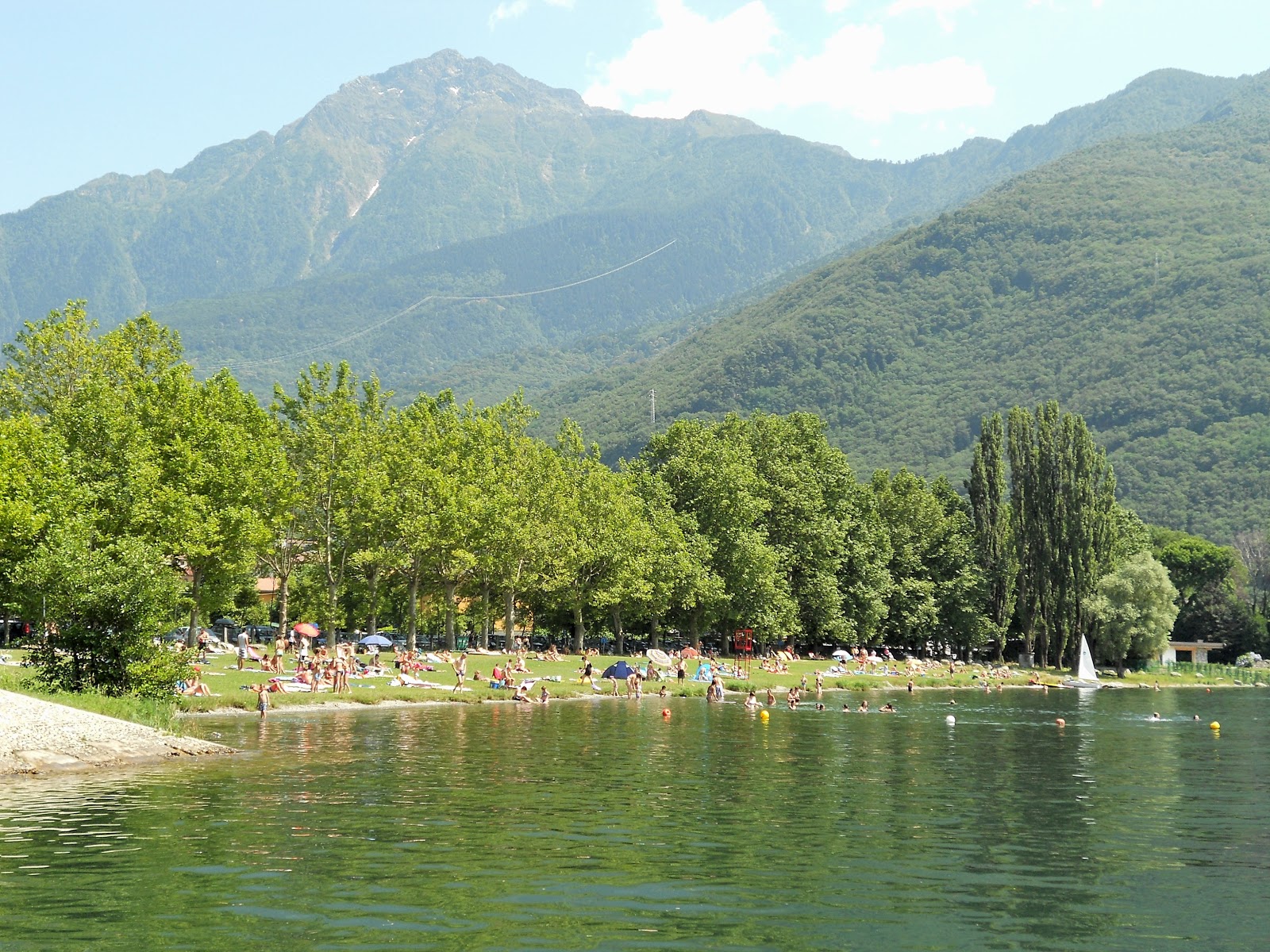 Spiaggia di Piona的照片 带有碧绿色纯水表面