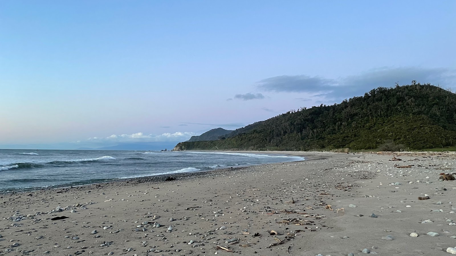 Photo de Mokihinui Beach protégé par des falaises