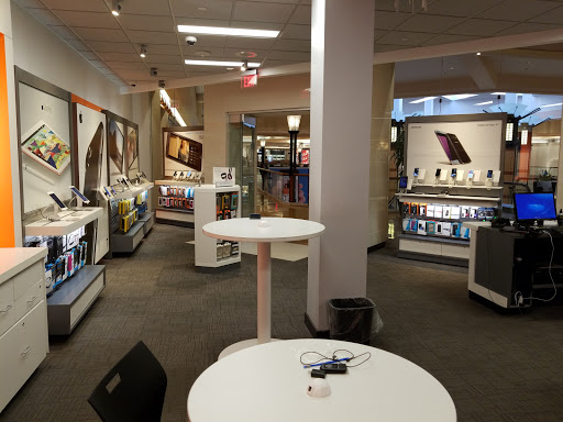 Cell Phone Store «AT&T Authorized Retailer», reviews and photos, 2004 Northbrook Ct, Northbrook, IL 60062, USA