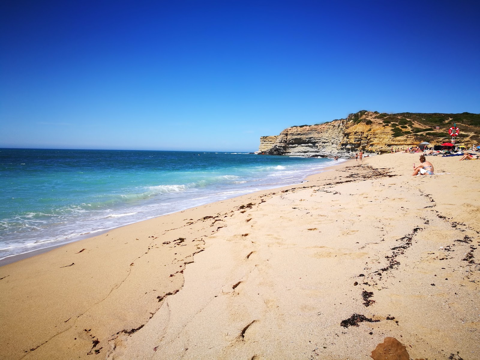 Praia do Alibaba'in fotoğrafı - rahatlamayı sevenler arasında popüler bir yer
