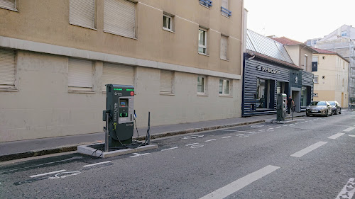 Borne de recharge de véhicules électriques IZIVIA Grand Lyon Station de recharge Villeurbanne