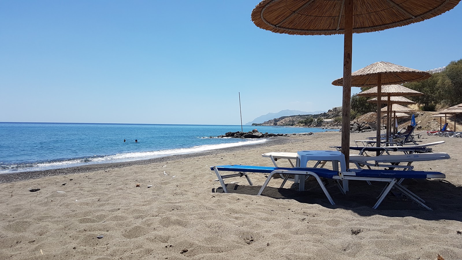 Foto von Arvi beach mit mittlere buchten