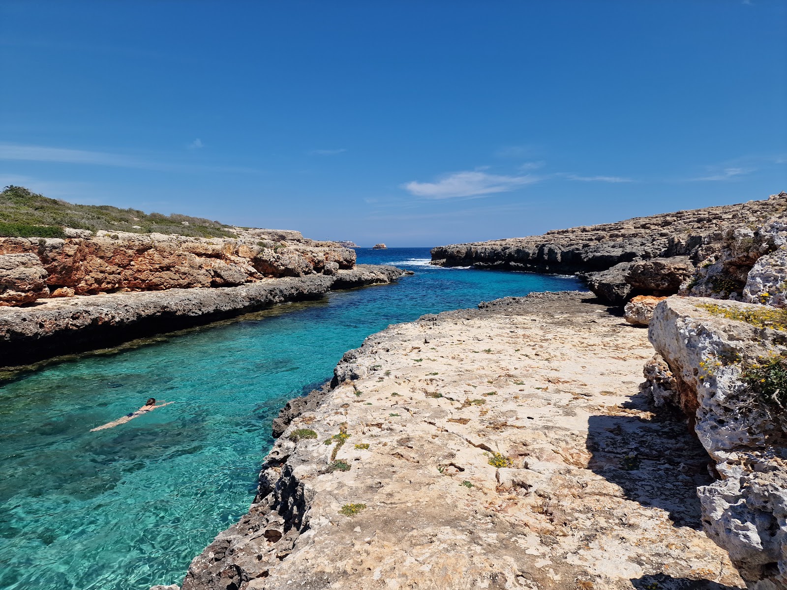 Foto von Platja de Cala Estreta mit beiger sand Oberfläche