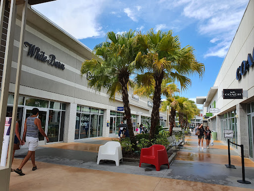 Tanger Outlet Daytona, 1100 Cornerstone Blvd, Daytona Beach, FL 32117, USA, 