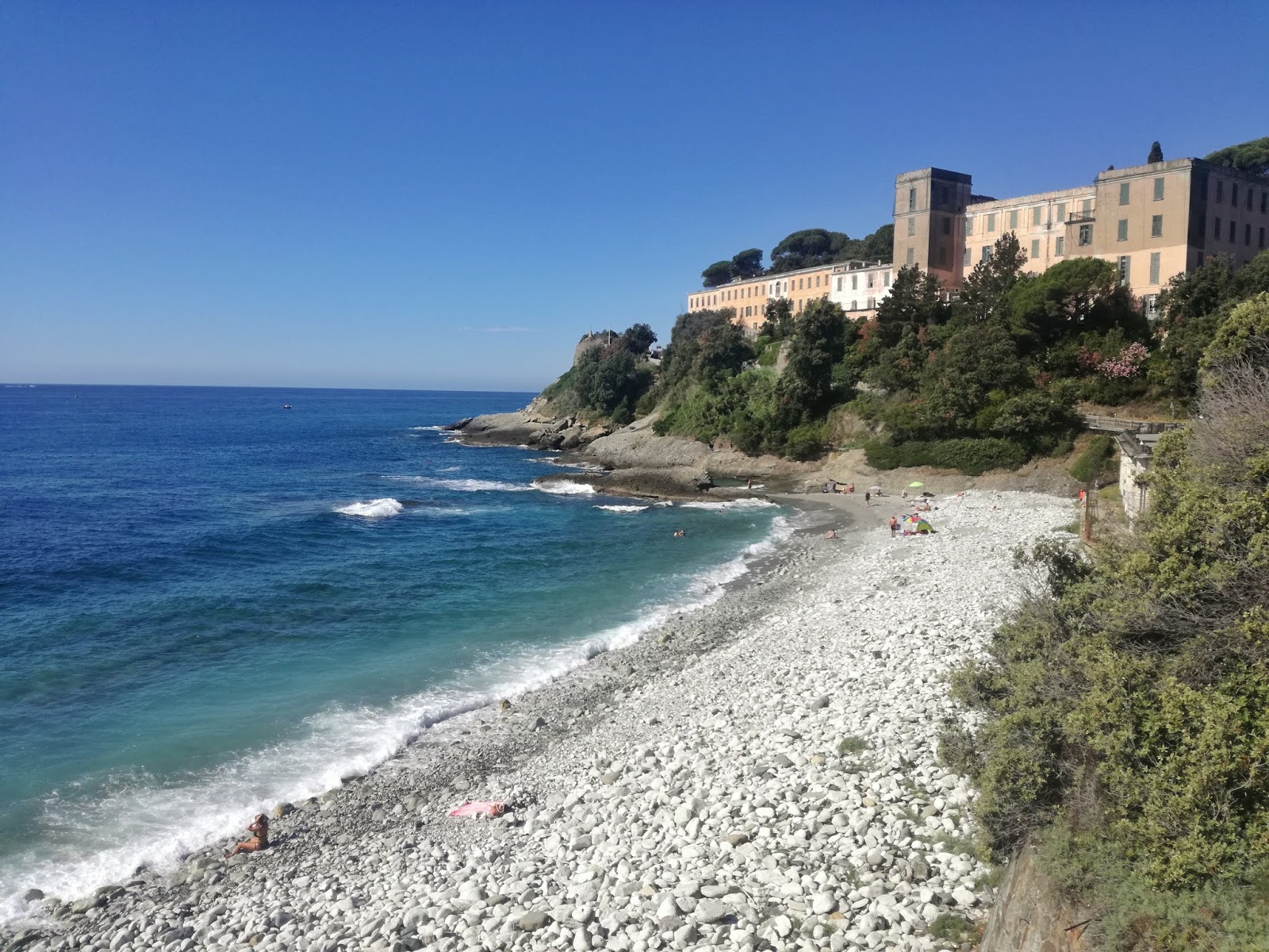 Fotografie cu Punta dell' Aspera cu o suprafață de apă pură albastră