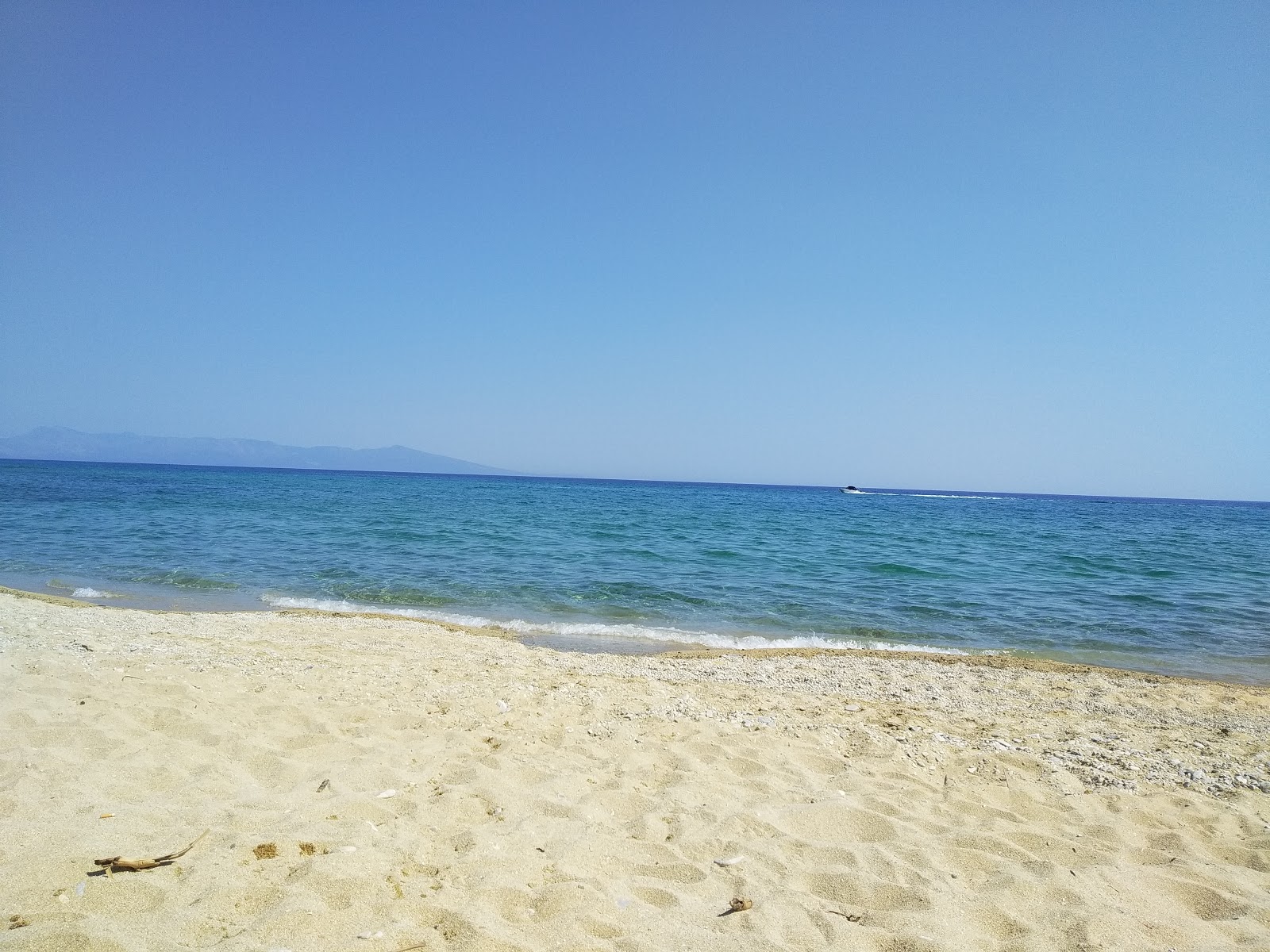 Foto van Kavala beach met blauw puur water oppervlakte