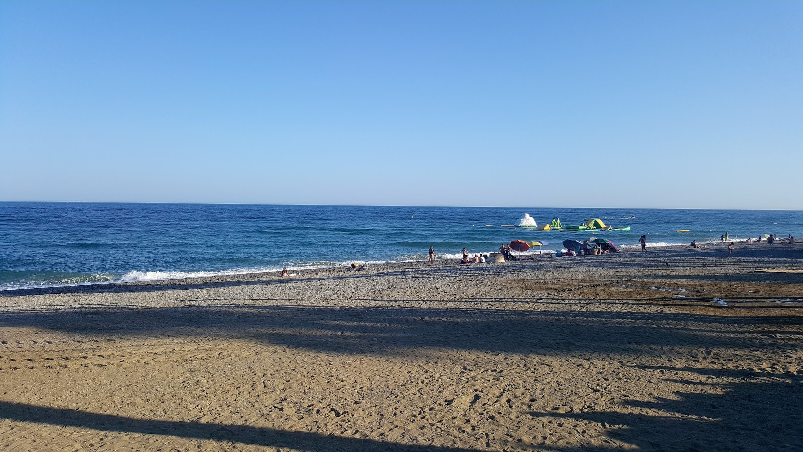 Foto af Playa de San Pedro de Alcantara med lang lige kyst