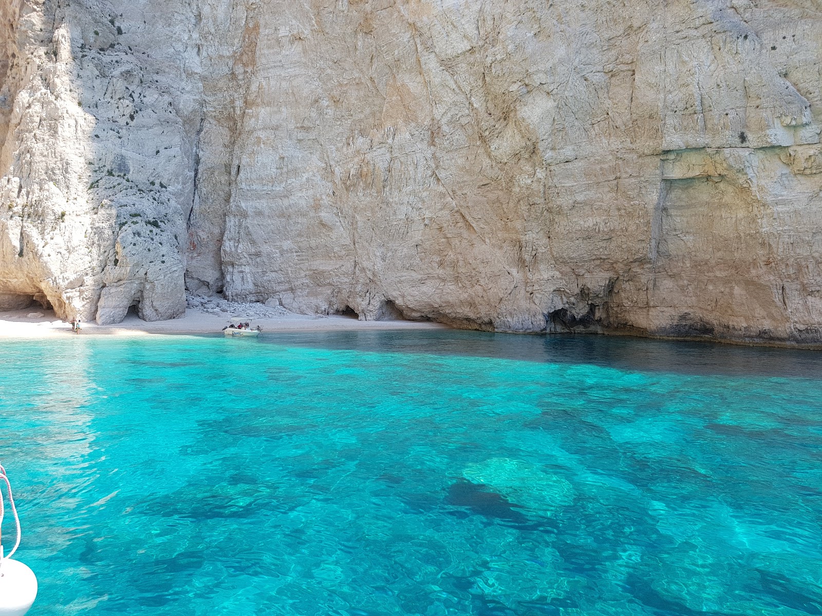 Foto van Shiza oil beach met turquoise puur water oppervlakte