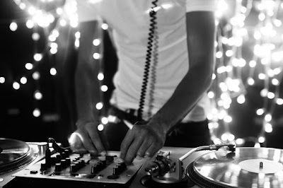 Agence WHAOU! /artistes DJ & design sonore à Paris