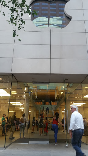 Computer Store «Apple North Michigan Avenue», reviews and photos, 679 N Michigan Ave, Chicago, IL 60611, USA