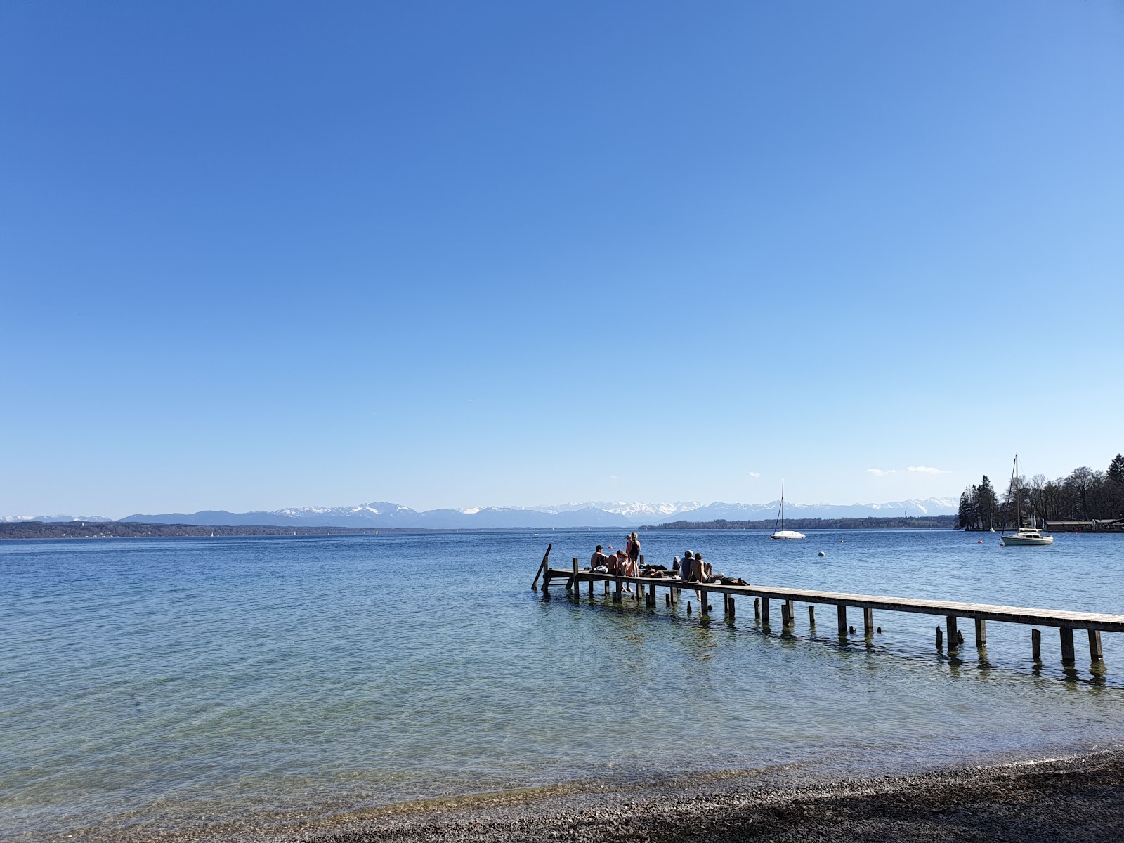 Freibad Garatshausen的照片 带有宽敞的海岸