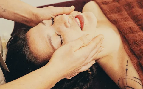 Espace ADITI - Massages - Soin Rebozo - Massage prénatal femme enceinte - Naturopathie image