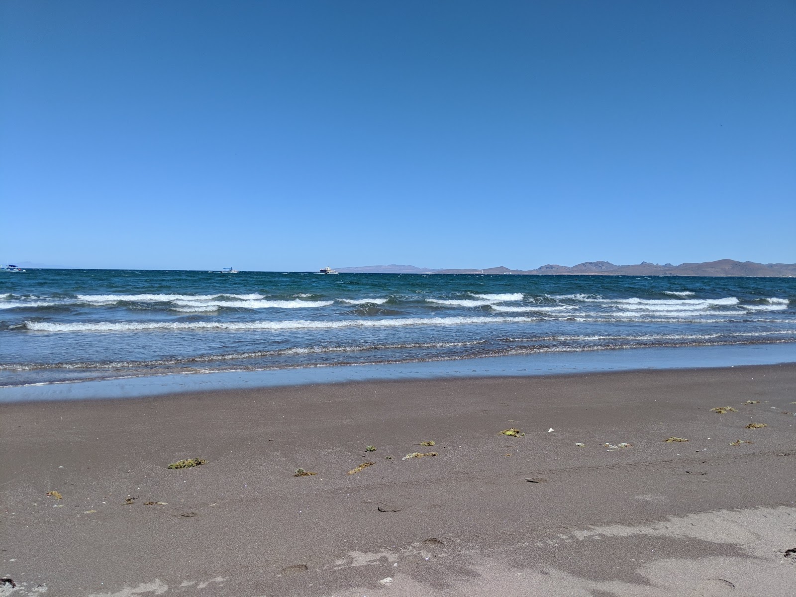 Φωτογραφία του Playa El Mogote με μακρά ευθεία ακτή