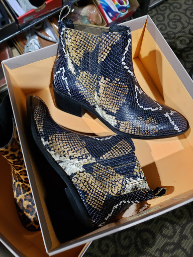 Shoe Store «DSW Designer Shoe Warehouse», reviews and photos, 2100 Park Manor Blvd, Pittsburgh, PA 15205, USA