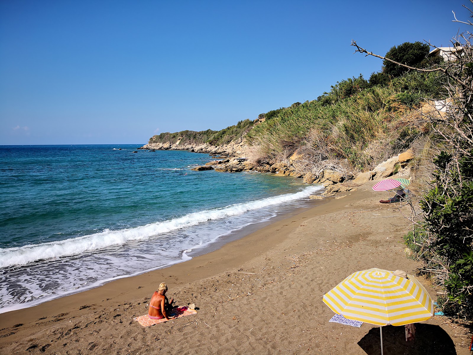 Livadi beach'in fotoğrafı doğal alan içinde bulunmaktadır