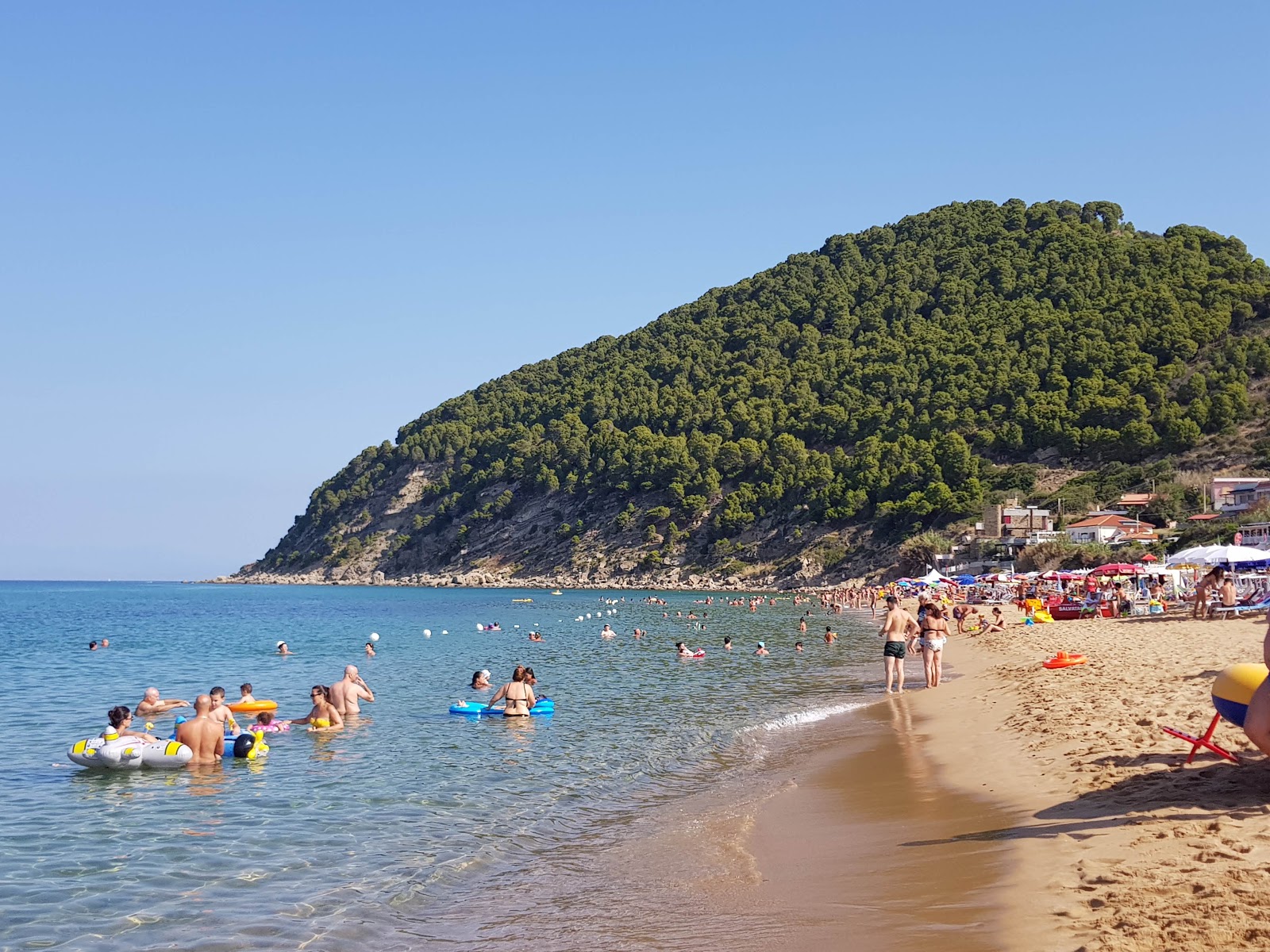 Fotografie cu Spiaggia dei Trezeni
 cu o suprafață de nisip beige