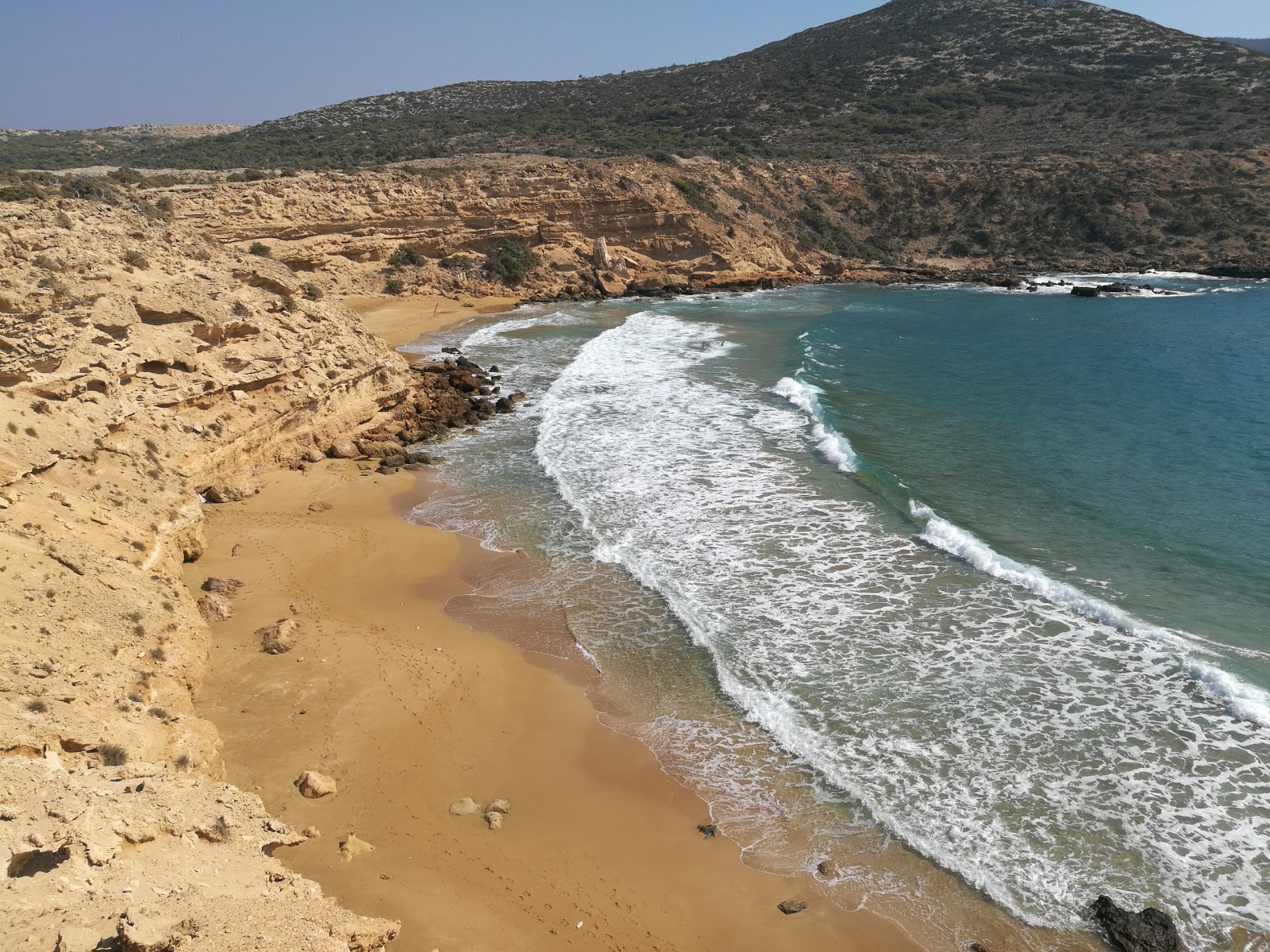 Fotografie cu Pyrgos Beach cu o suprafață de apa pură turcoaz