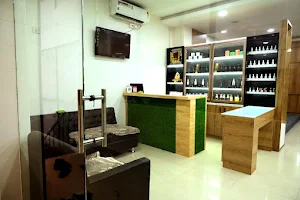 Bhavik's New style beauty parlor image