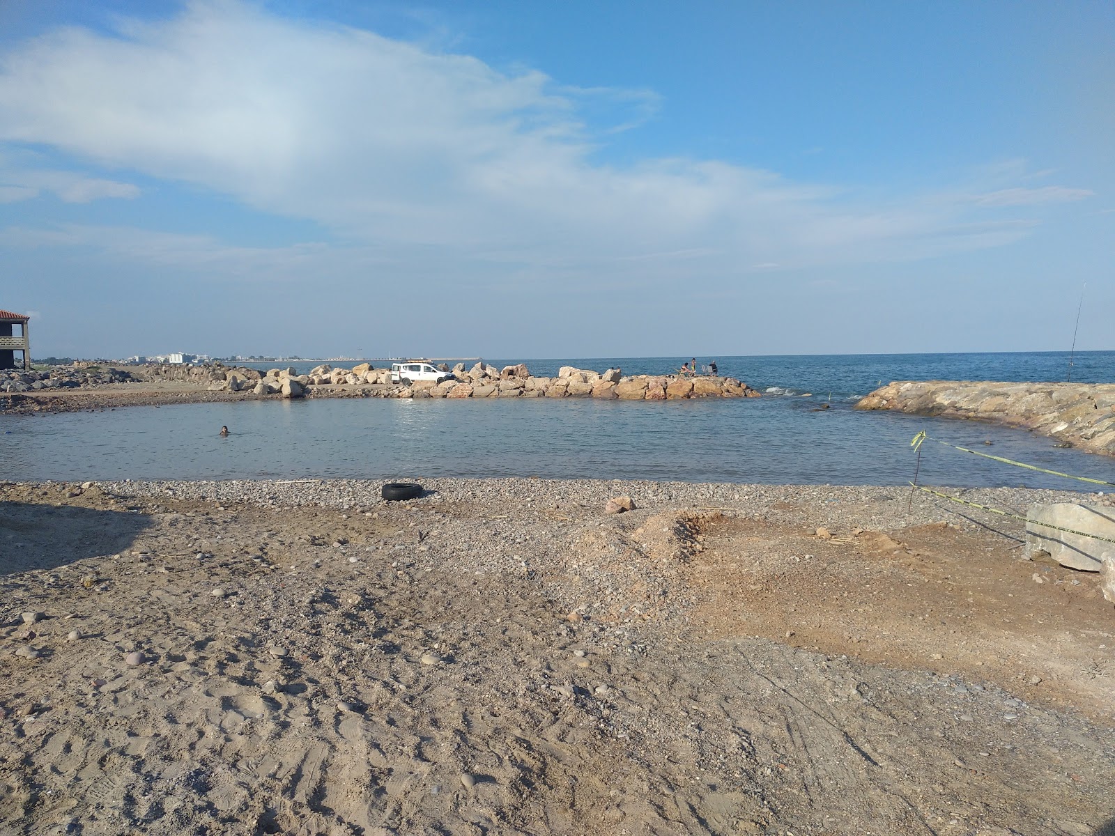 Foto av Playa Serratella med liten vik