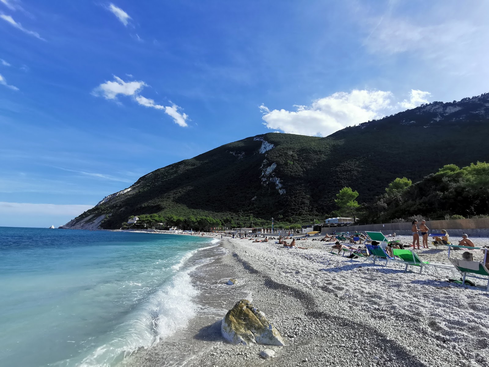 Valokuva Spiaggia Bonettiista. pinnalla valkoinen hiekka ja kivi:n kanssa