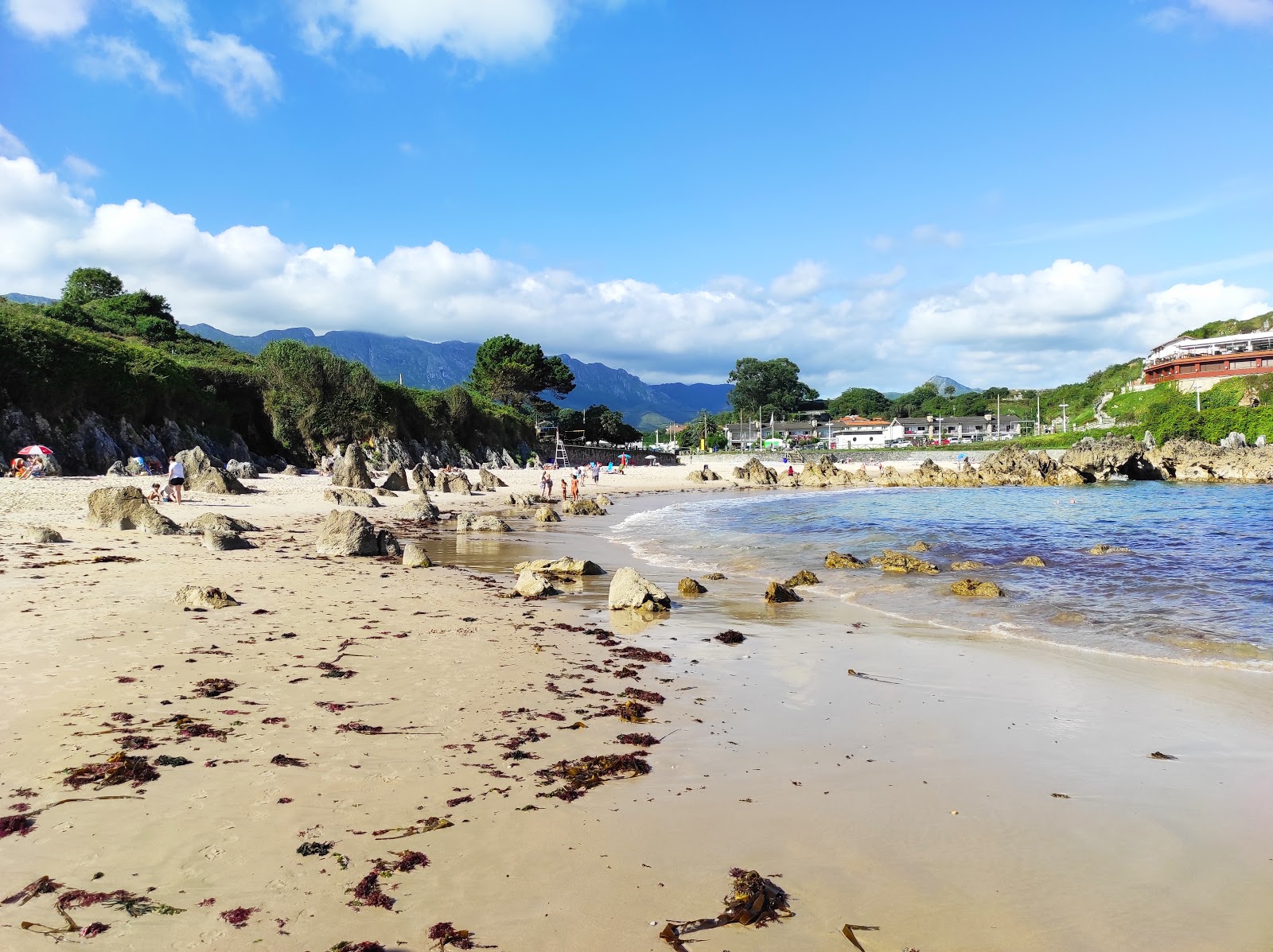 Foto av Playa de Toro omgiven av berg