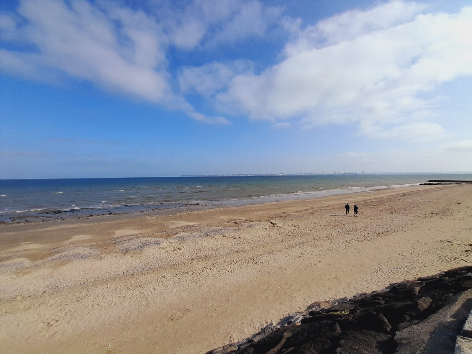 Valokuva Villerville rantaista. pinnalla turkoosi vesi:n kanssa
