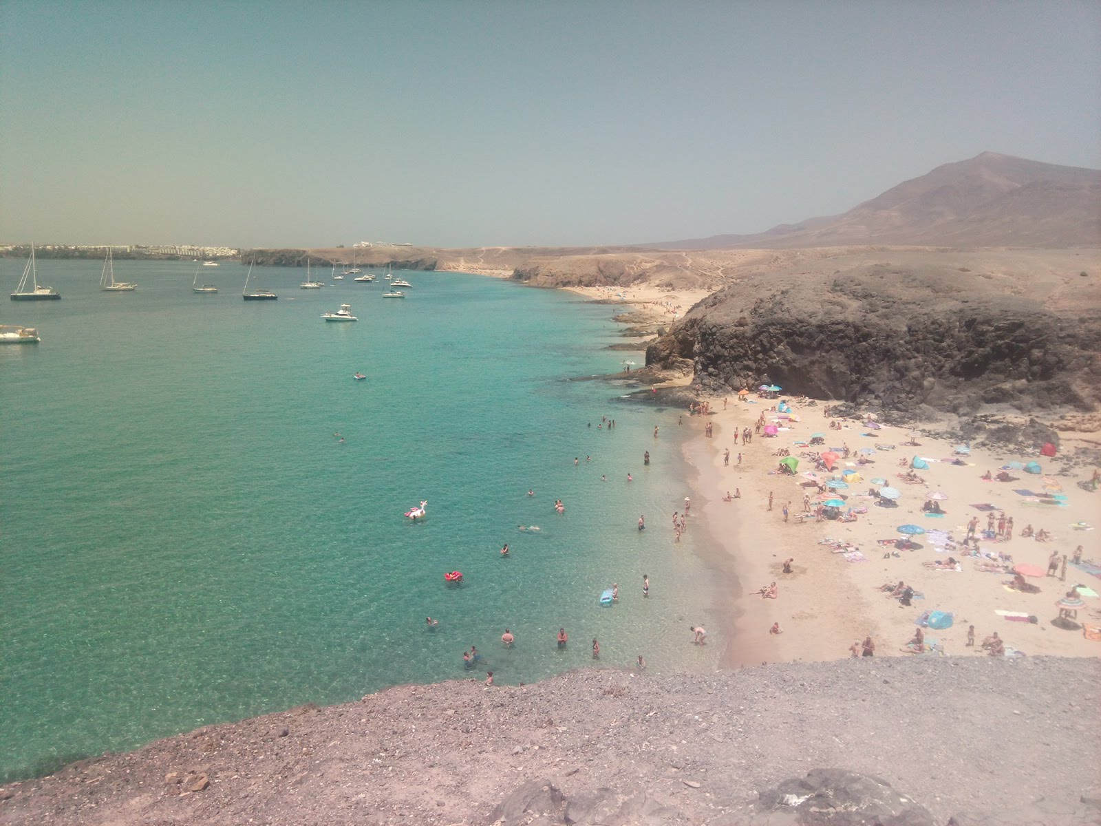 Foto av Playa del Pozo omgiven av berg