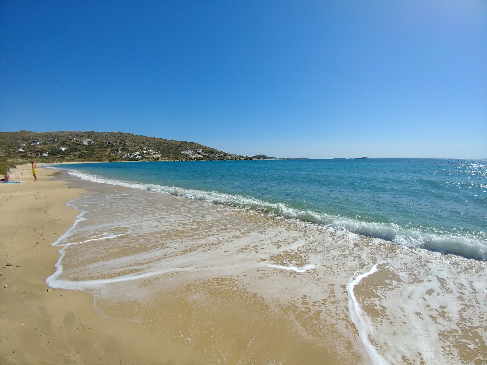 Foto af Plaka Beach med lys fint sand overflade