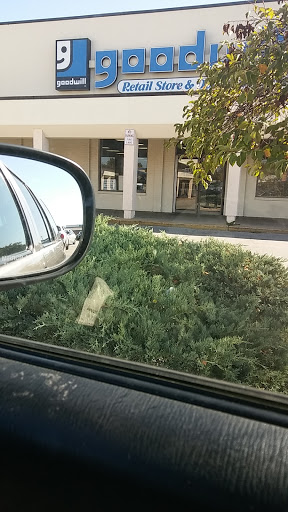 Thrift Store «Goodwill Retail Store of Florissant», reviews and photos, 472 Lindbergh Blvd, Florissant, MO 63031, USA