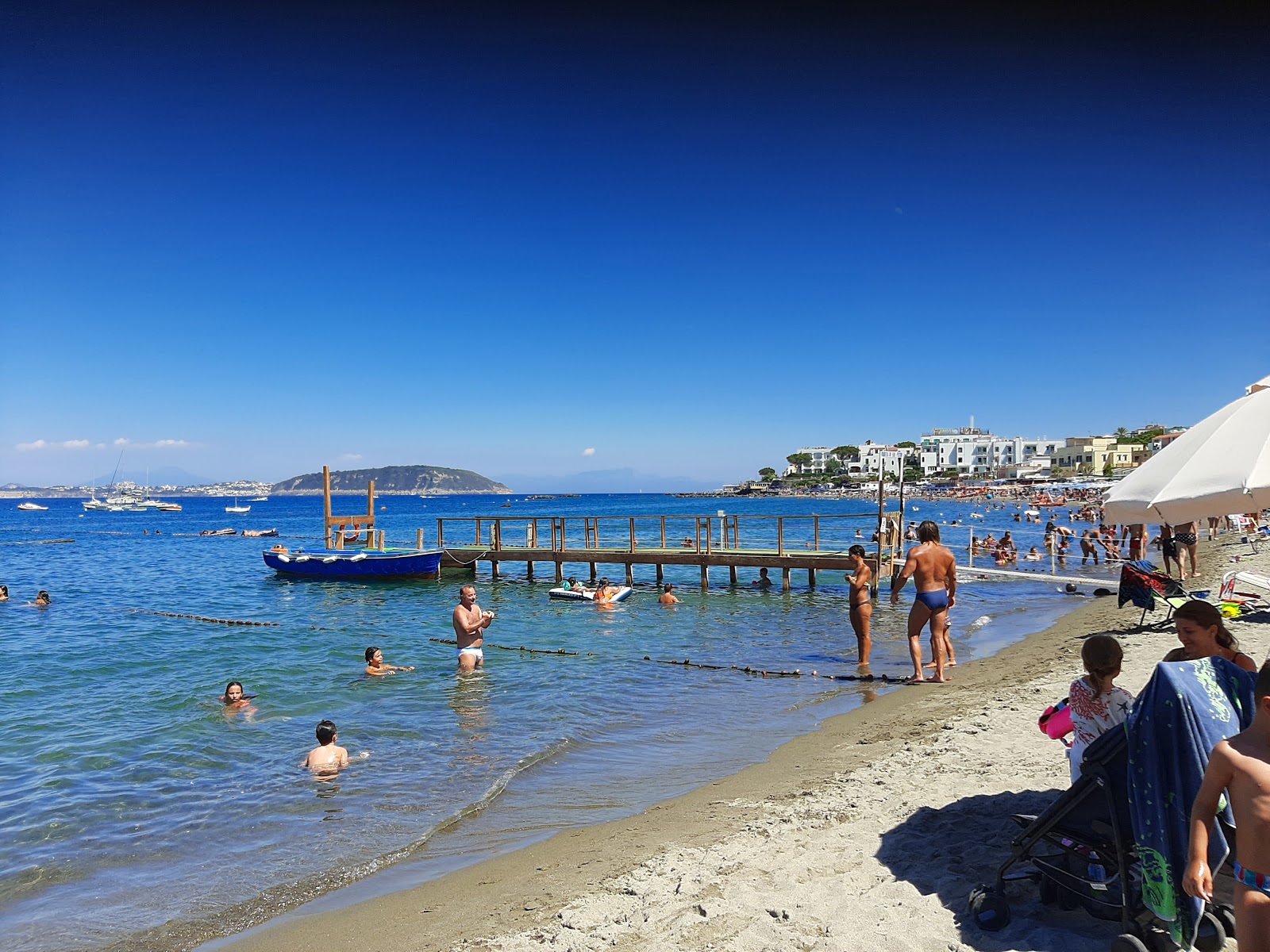 Fotografie cu Spiaggia di San Pietro cu nivelul de curățenie înalt