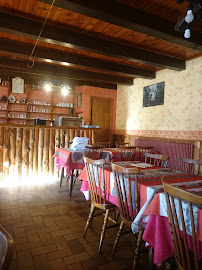 Atmosphère du Restaurant Auberge des Cascades à Égliseneuve-d'Entraigues - n°7