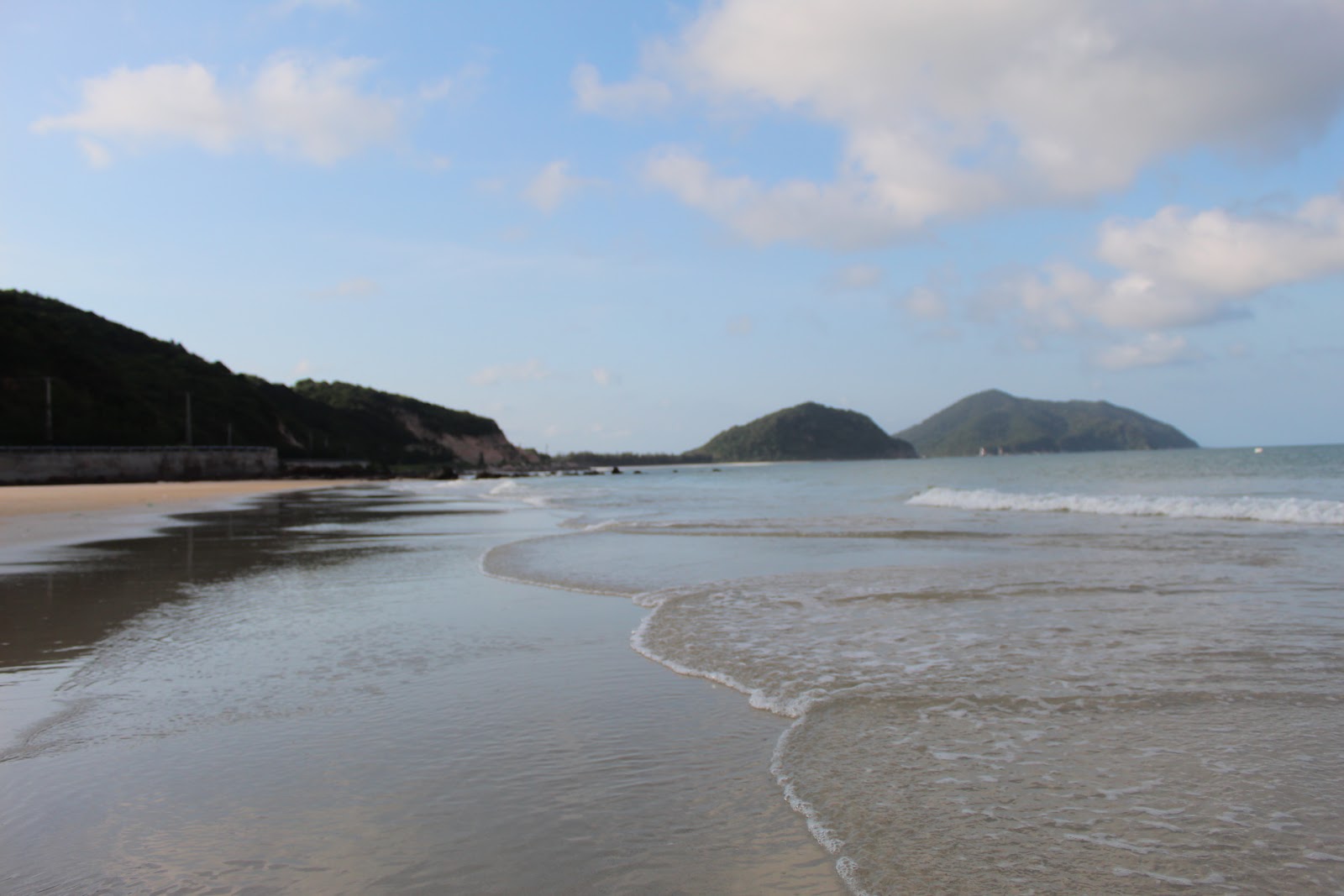 Photo de Minh Chau Beach avec un rivage spacieux