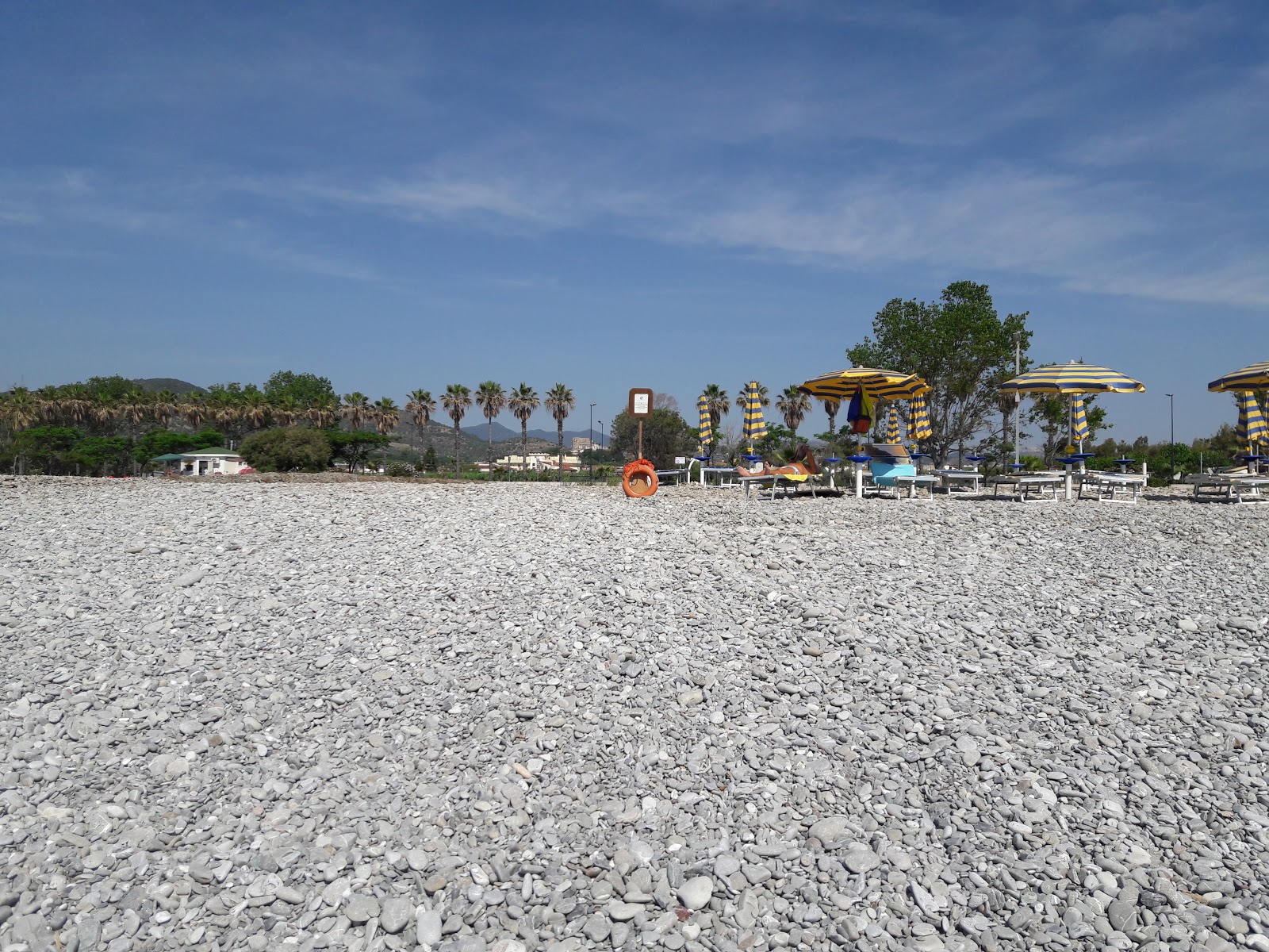 Fotografie cu Spiaggia Rocca Imperiale zonă de stațiune de pe plajă