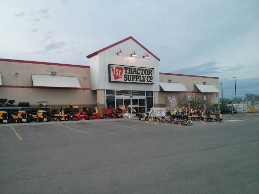 Tractor Supply Co., 1051 Park St, Ogdensburg, NY 13669, USA, 
