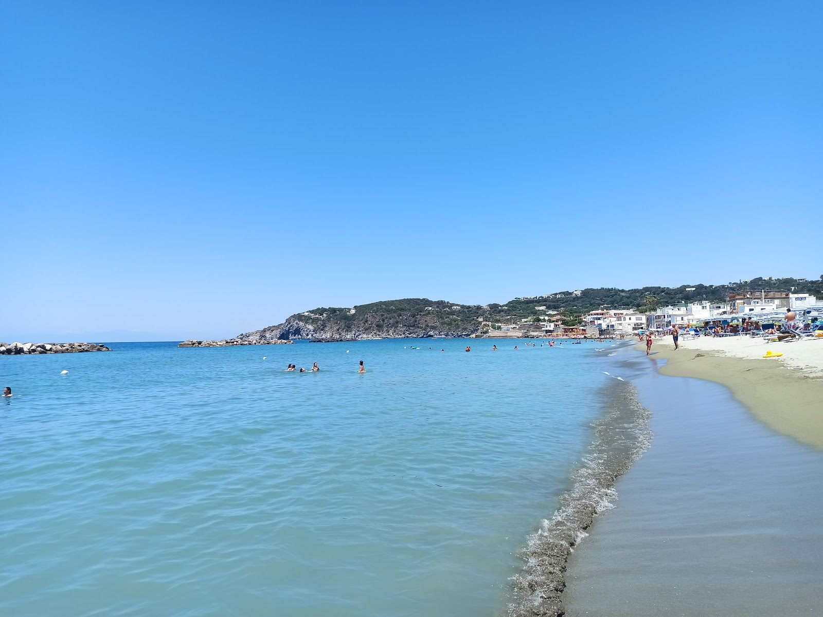 Foto van Spiaggia della Chiaia met hoog niveau van netheid